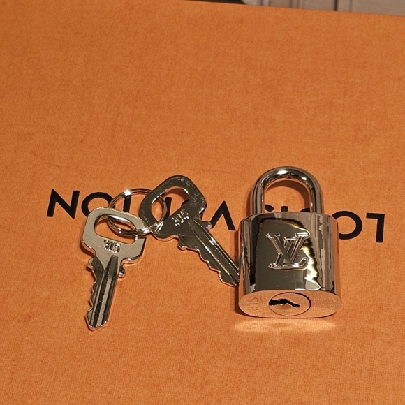 Louis Vuitton Rare Silver Lock & Keys & Box - Picture 7 of 8